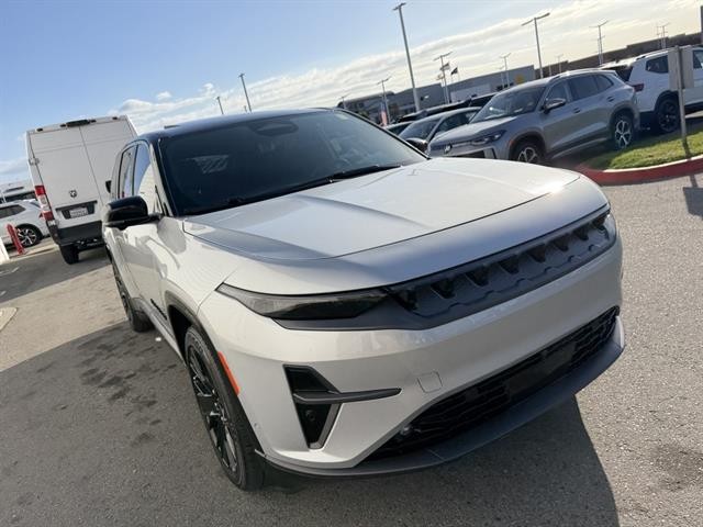 Jeep Wagoneer S Vehicle Full-screen Gallery Image 08