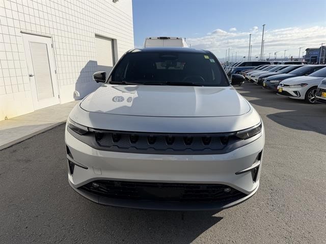 Jeep Wagoneer S Vehicle Full-screen Gallery Image 09