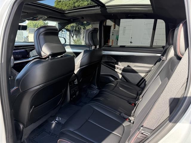 Jeep Wagoneer S Vehicle Full-screen Gallery Image 16