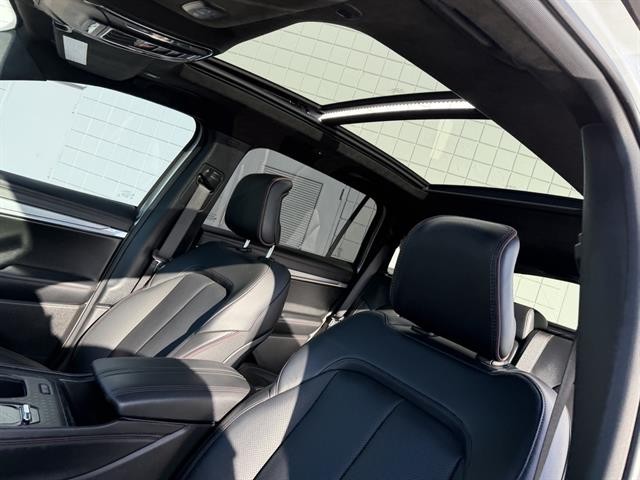 Jeep Wagoneer S Vehicle Full-screen Gallery Image 17