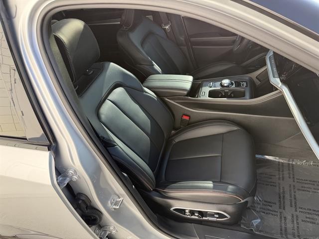 Jeep Wagoneer S Vehicle Full-screen Gallery Image 19