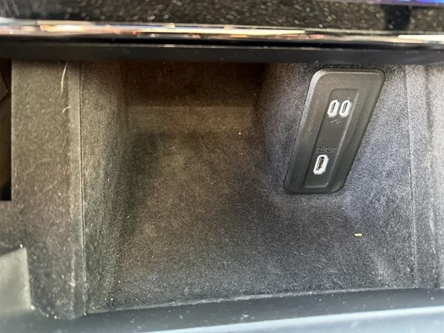 Jeep Wagoneer S Vehicle Full-screen Gallery Image 24