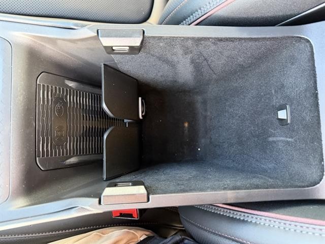 Jeep Wagoneer S Vehicle Full-screen Gallery Image 25