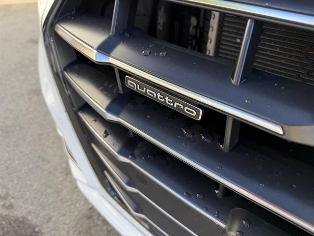 Audi Q5 Vehicle Full-screen Gallery Image 10