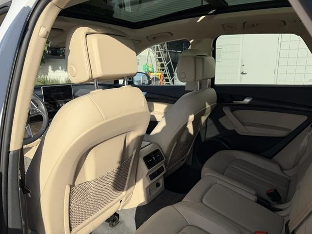 Audi Q5 Vehicle Full-screen Gallery Image 17