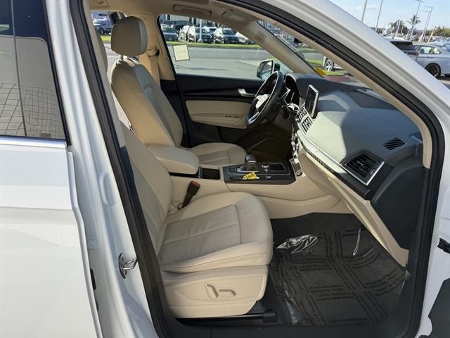 Audi Q5 Vehicle Full-screen Gallery Image 20