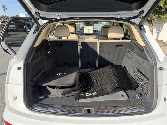 Audi Q5 Vehicle Full-screen Gallery Image 30