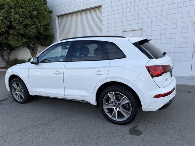 Audi Q5 Vehicle Full-screen Gallery Image 02