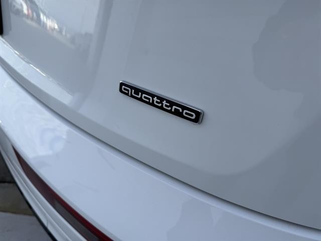 Audi Q5 Vehicle Full-screen Gallery Image 10