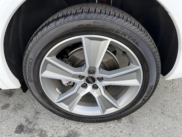 Audi Q5 Vehicle Full-screen Gallery Image 12