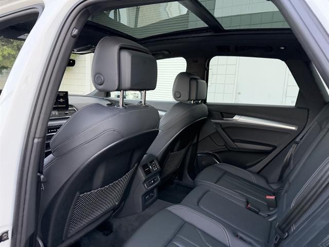 Audi Q5 Vehicle Full-screen Gallery Image 16