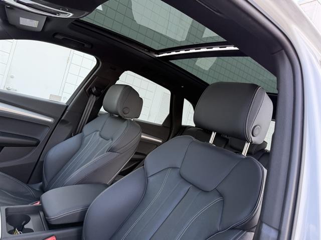 Audi Q5 Vehicle Full-screen Gallery Image 17