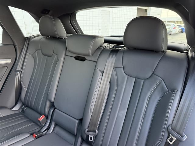 Audi Q5 Vehicle Full-screen Gallery Image 18