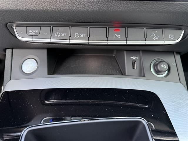 Audi Q5 Vehicle Full-screen Gallery Image 24