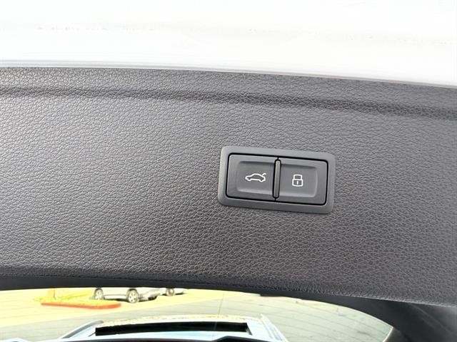 Audi Q5 Vehicle Full-screen Gallery Image 30