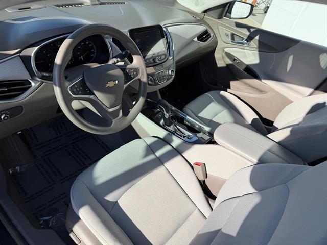 Chevrolet Malibu Vehicle Full-screen Gallery Image 02