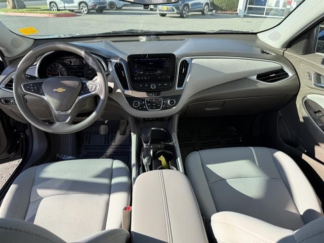 Chevrolet Malibu Vehicle Full-screen Gallery Image 14