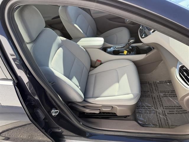 Chevrolet Malibu Vehicle Full-screen Gallery Image 19