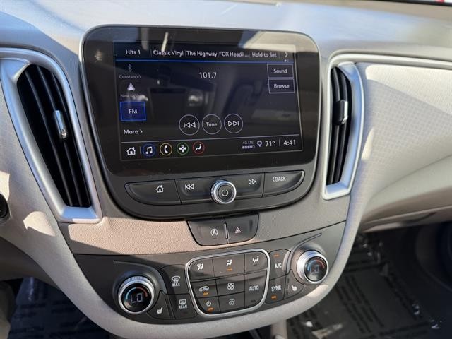 Chevrolet Malibu Vehicle Full-screen Gallery Image 22