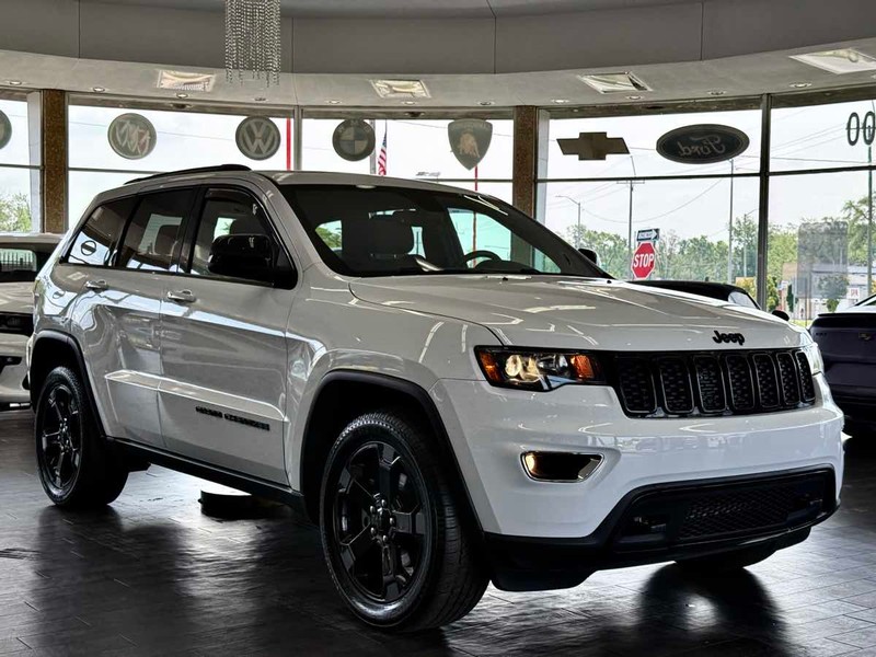 Jeep Grand Cherokee Vehicle Full-screen Gallery Image 02