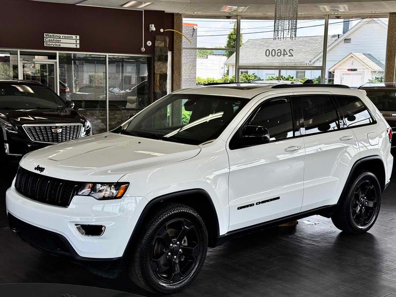 Jeep Grand Cherokee Vehicle Full-screen Gallery Image 03