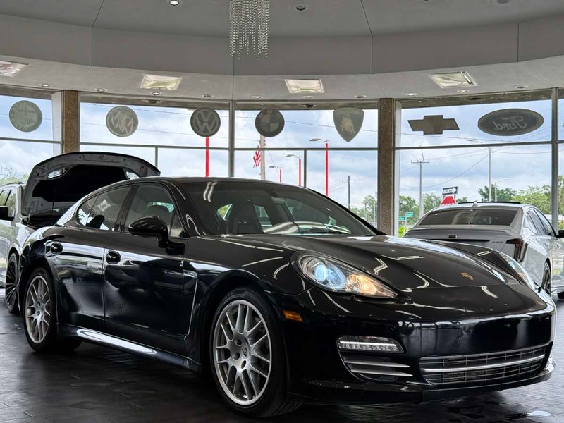 Porsche Panamera Vehicle Full-screen Gallery Image 02