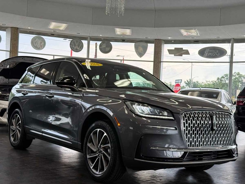 Lincoln Corsair Vehicle Full-screen Gallery Image 02