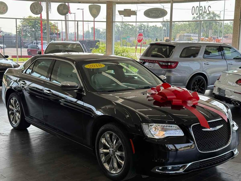 Chrysler 300 Vehicle Full-screen Gallery Image 01