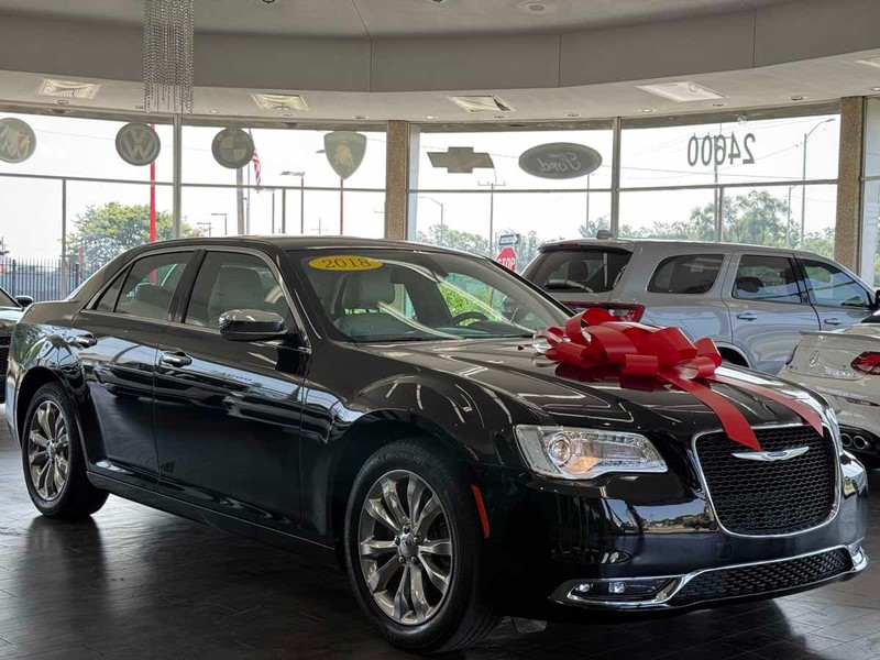 Chrysler 300 Vehicle Full-screen Gallery Image 02