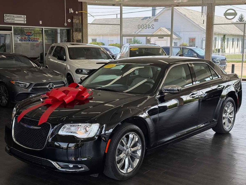 Chrysler 300 Vehicle Full-screen Gallery Image 03