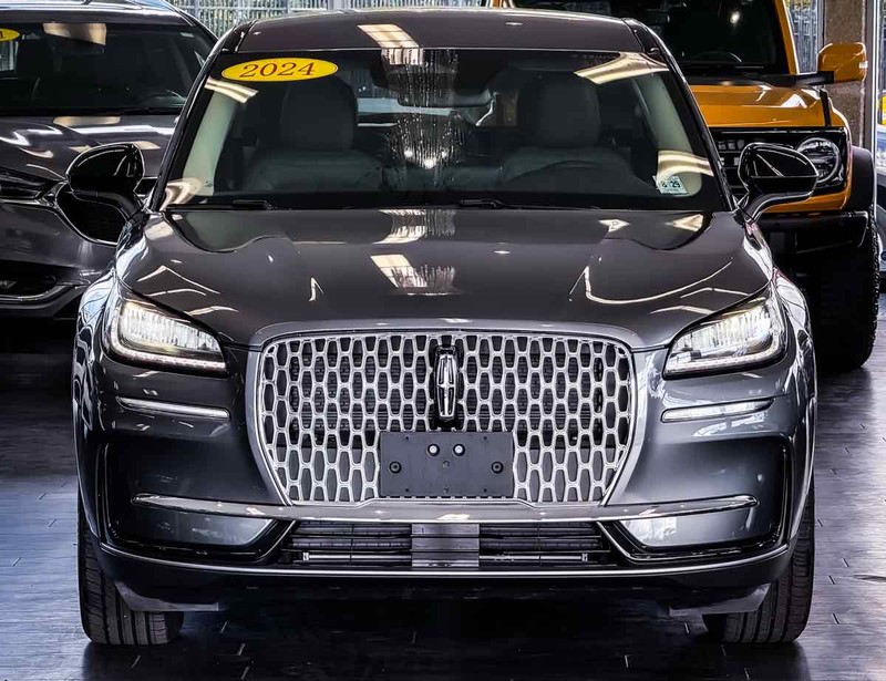 Lincoln Corsair Vehicle Full-screen Gallery Image 03