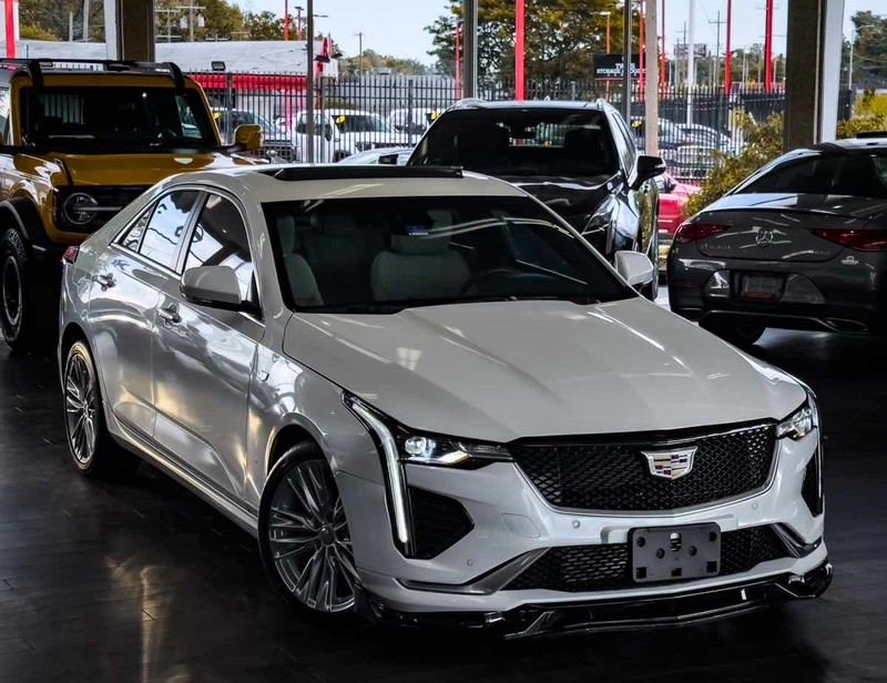 Cadillac CT4 Vehicle Full-screen Gallery Image 02