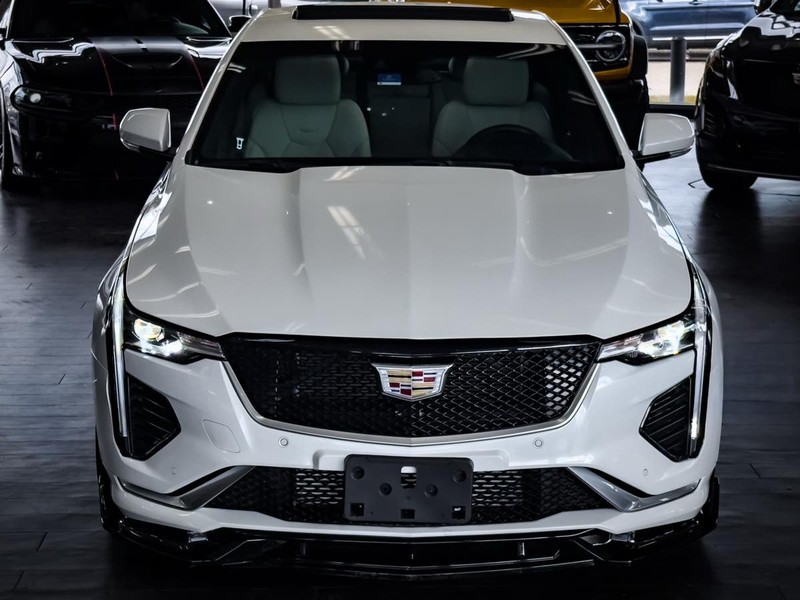 Cadillac CT4 Vehicle Full-screen Gallery Image 03