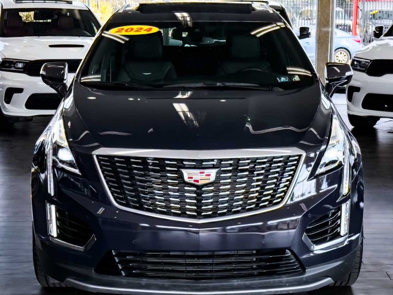 Cadillac XT5 Vehicle Full-screen Gallery Image 03