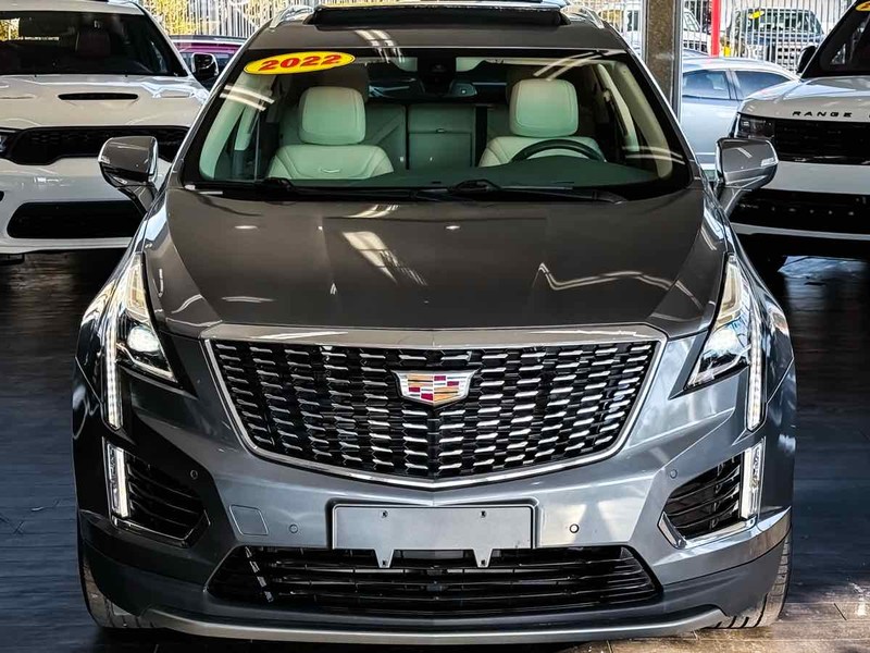 Cadillac XT5 Vehicle Full-screen Gallery Image 03