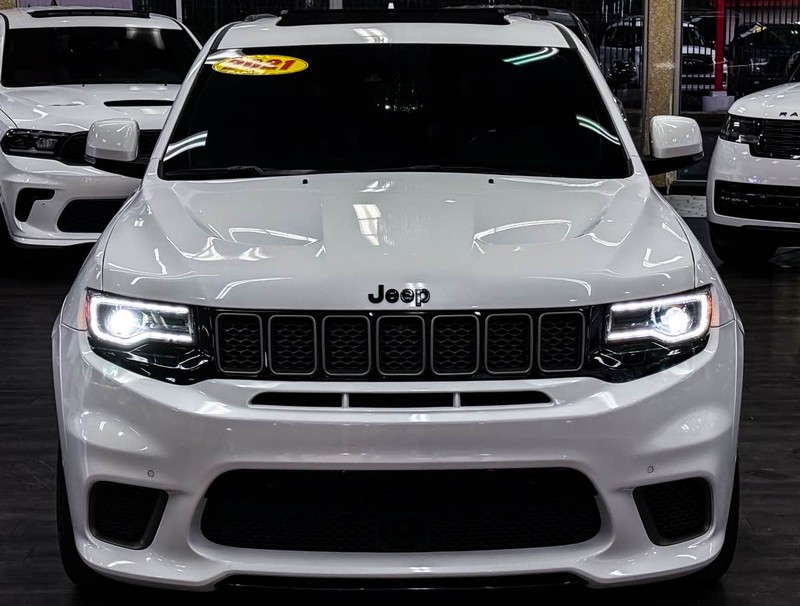 Jeep Grand Cherokee Vehicle Full-screen Gallery Image 03