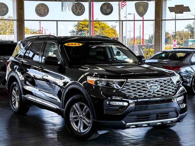 Ford Explorer Vehicle Full-screen Gallery Image 02