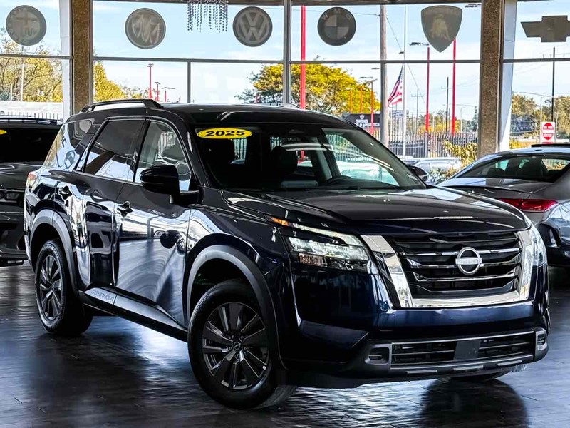 Nissan Pathfinder Vehicle Full-screen Gallery Image 02