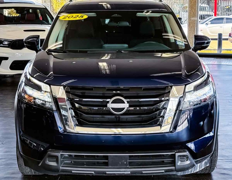 Nissan Pathfinder Vehicle Full-screen Gallery Image 03