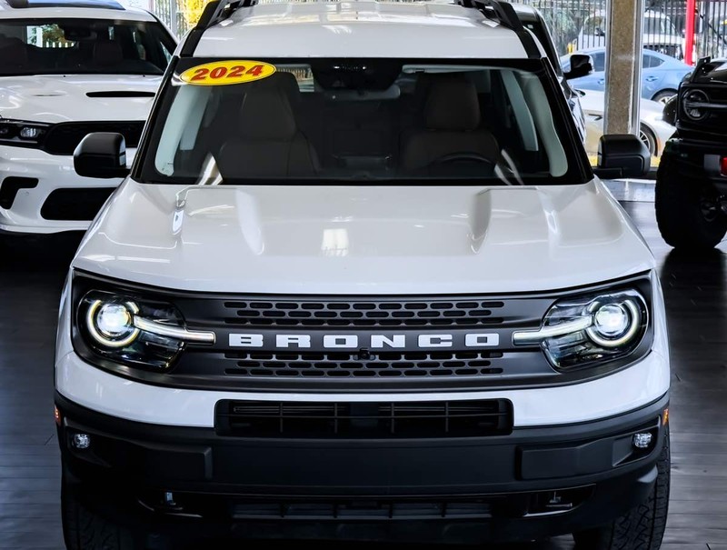 Ford Bronco Sport Vehicle Full-screen Gallery Image 03