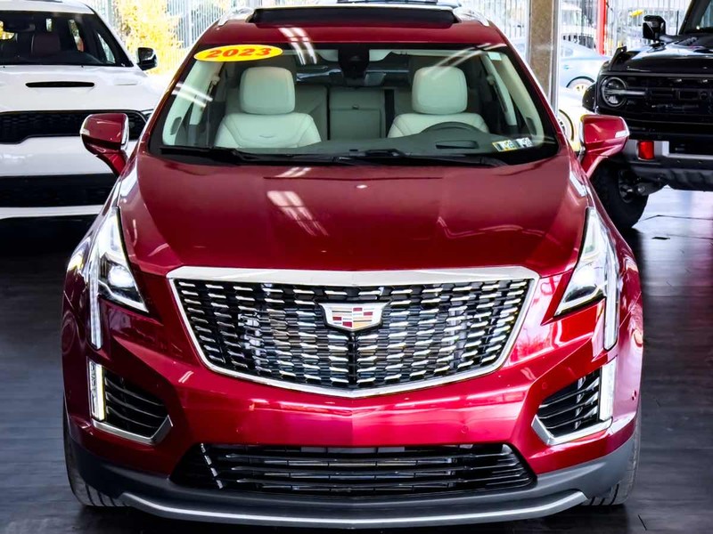 Cadillac XT5 Vehicle Full-screen Gallery Image 03