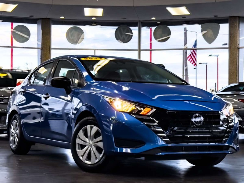 Nissan Versa Vehicle Full-screen Gallery Image 01