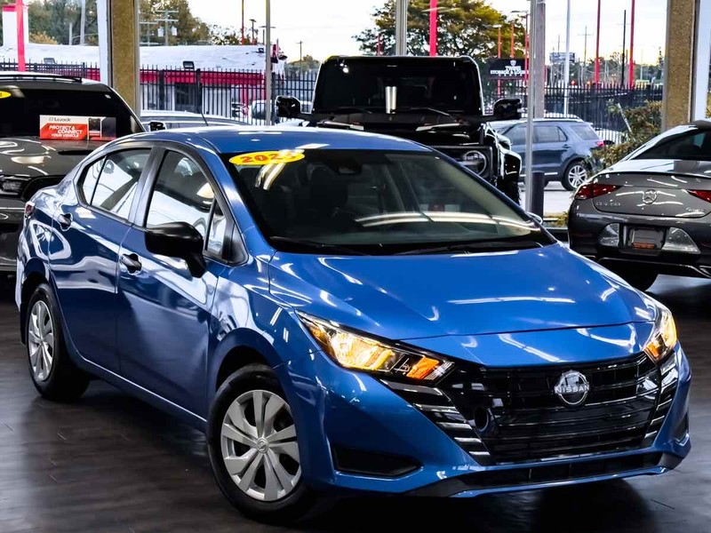 Nissan Versa Vehicle Full-screen Gallery Image 02