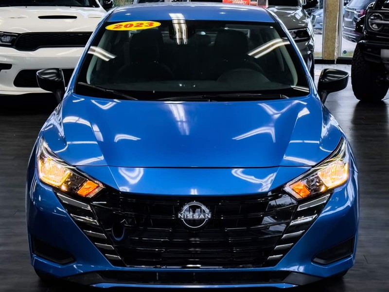 Nissan Versa Vehicle Full-screen Gallery Image 03