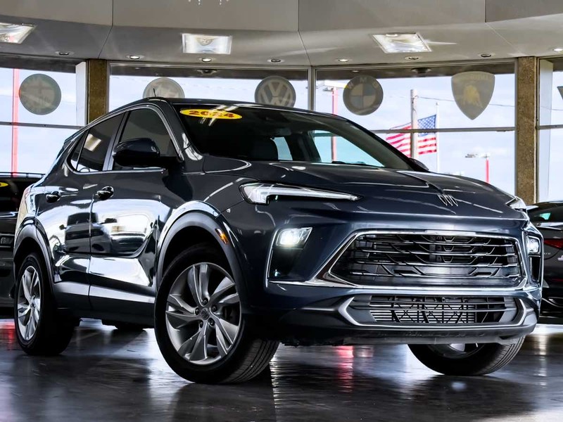 Buick Encore GX Vehicle Full-screen Gallery Image 01