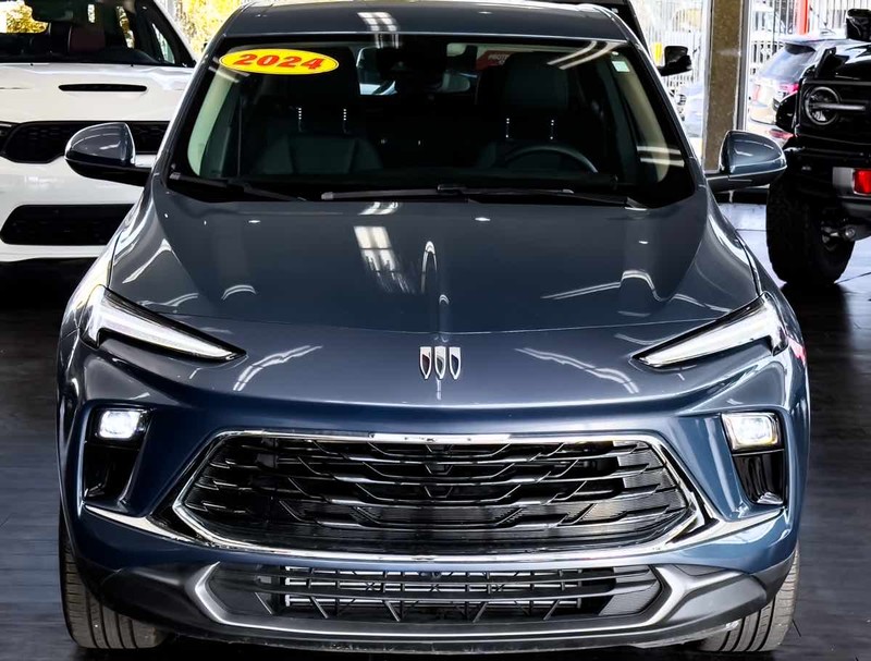 Buick Encore GX Vehicle Full-screen Gallery Image 03