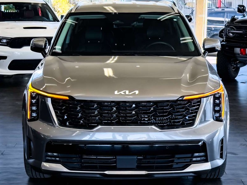 Kia Sorento Hybrid Vehicle Full-screen Gallery Image 03