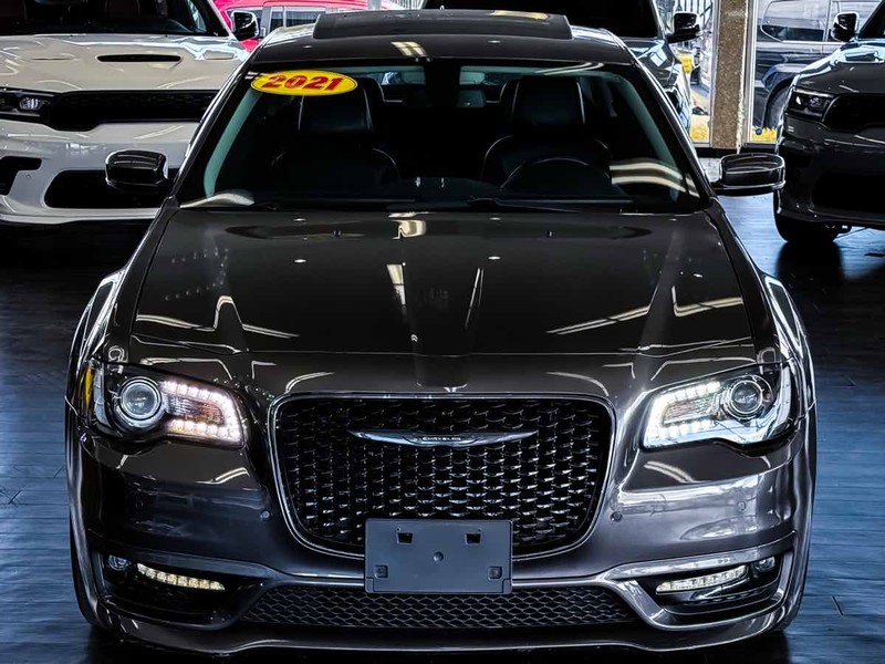 Chrysler 300 Vehicle Full-screen Gallery Image 03