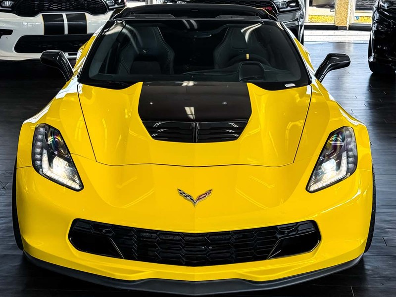 Chevrolet Corvette Vehicle Full-screen Gallery Image 03