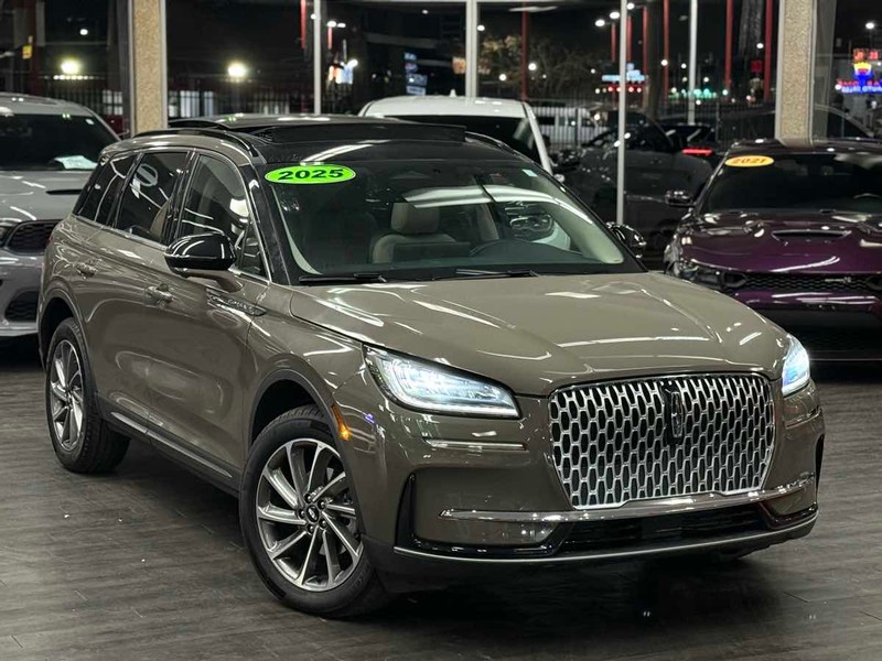 Lincoln Corsair Vehicle Full-screen Gallery Image 02